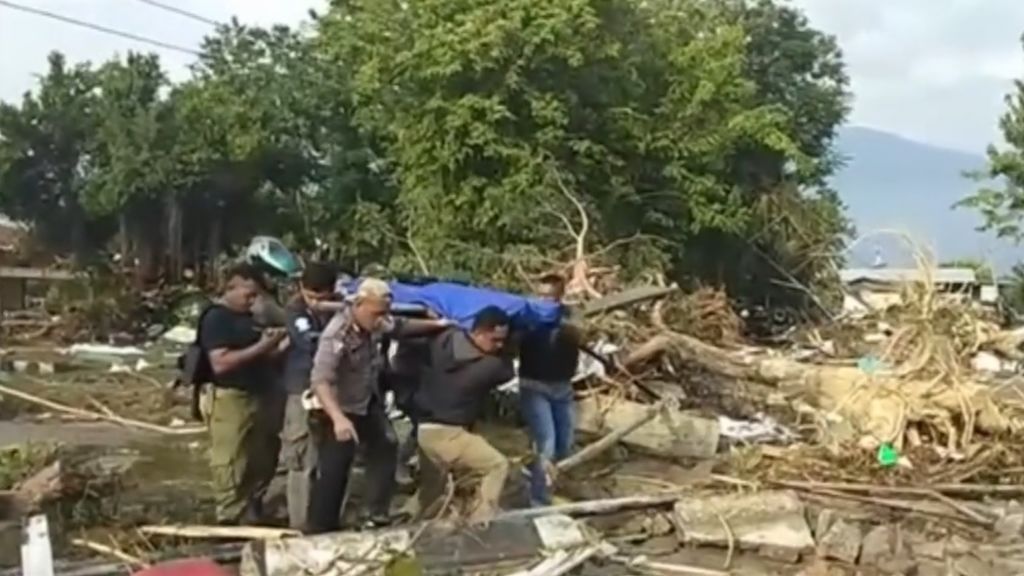 Cerca de 400 personas han muerto en Indonesia tras dos fuertes terremotos y un tsunami