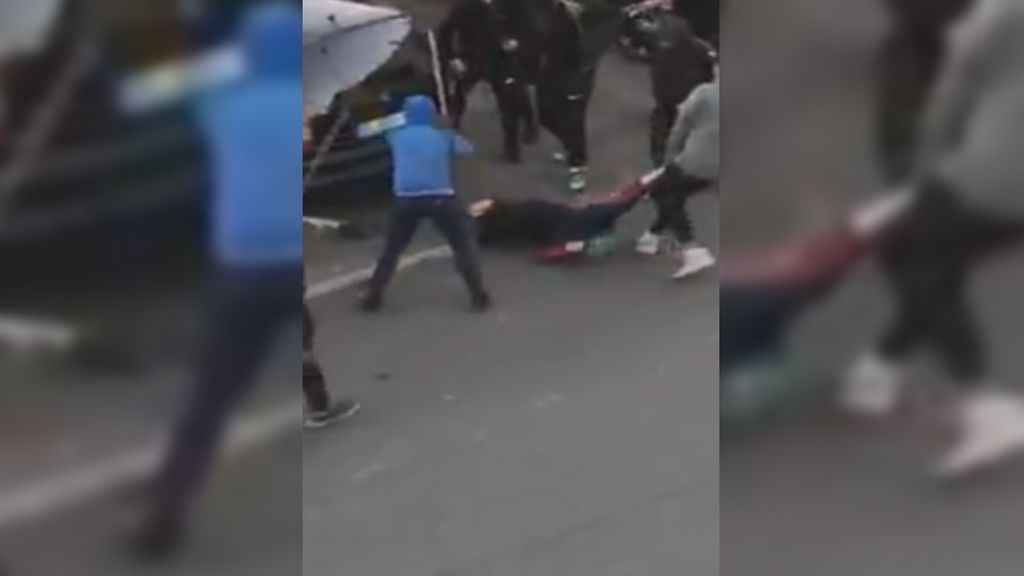 Brutal paliza: un grupo de jóvenes lincha con palos a un menor en la calle