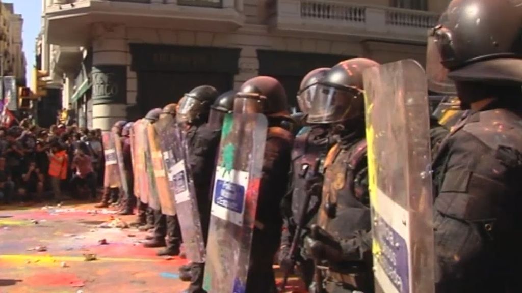 Violencia y tensión en las manifestaciones de independentistas y Jusapol en Barcelona
