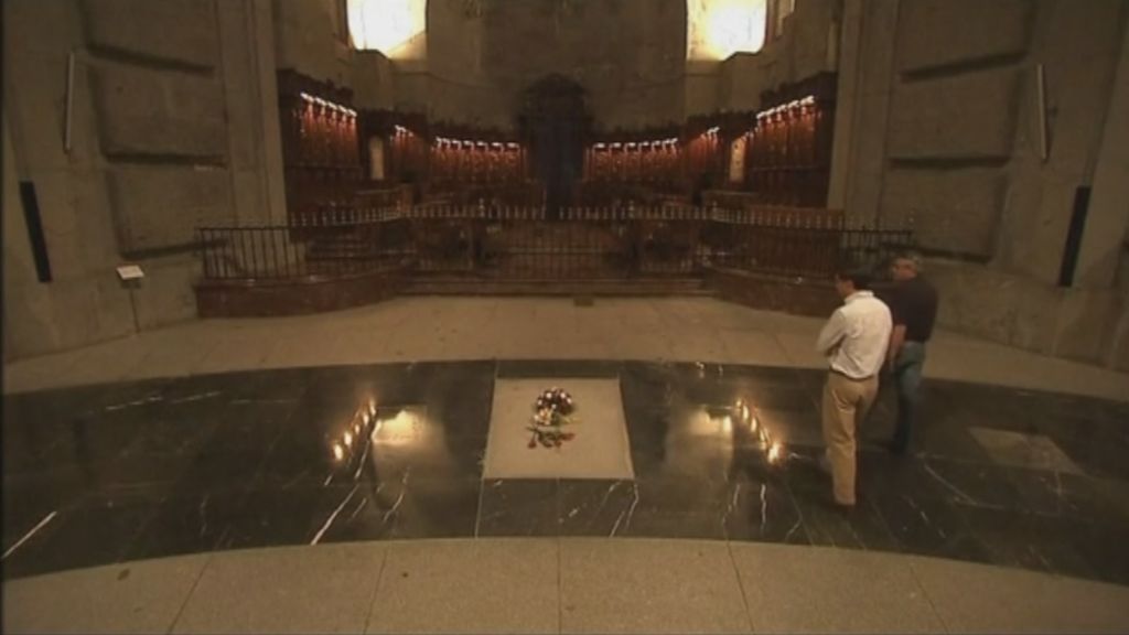 La familia de Franco enterrará los restos del dictador en la catedral de la Almudena, si son exhumados
