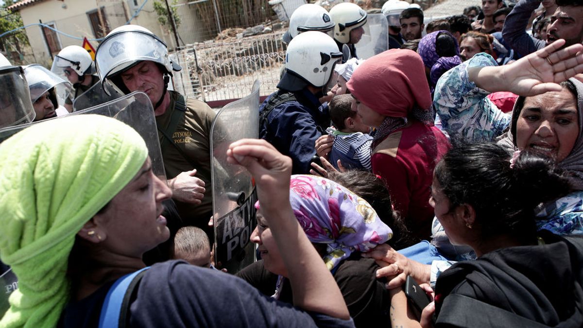 Un muerto y ocho heridos graves tras enfrentamientos en un campo de refugiados en el norte de Atenas