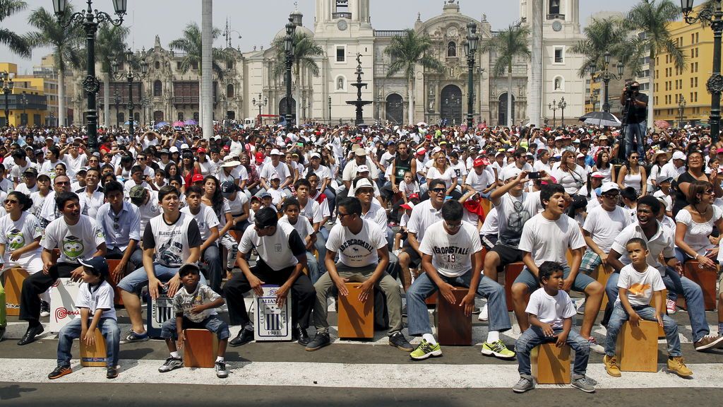 Miles de personas intentan batir un récord de percusión en Lima