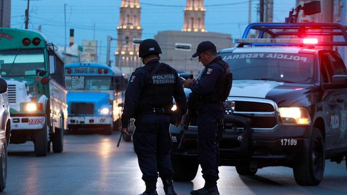 Encuentran a hombres desnudos atados a postes en México