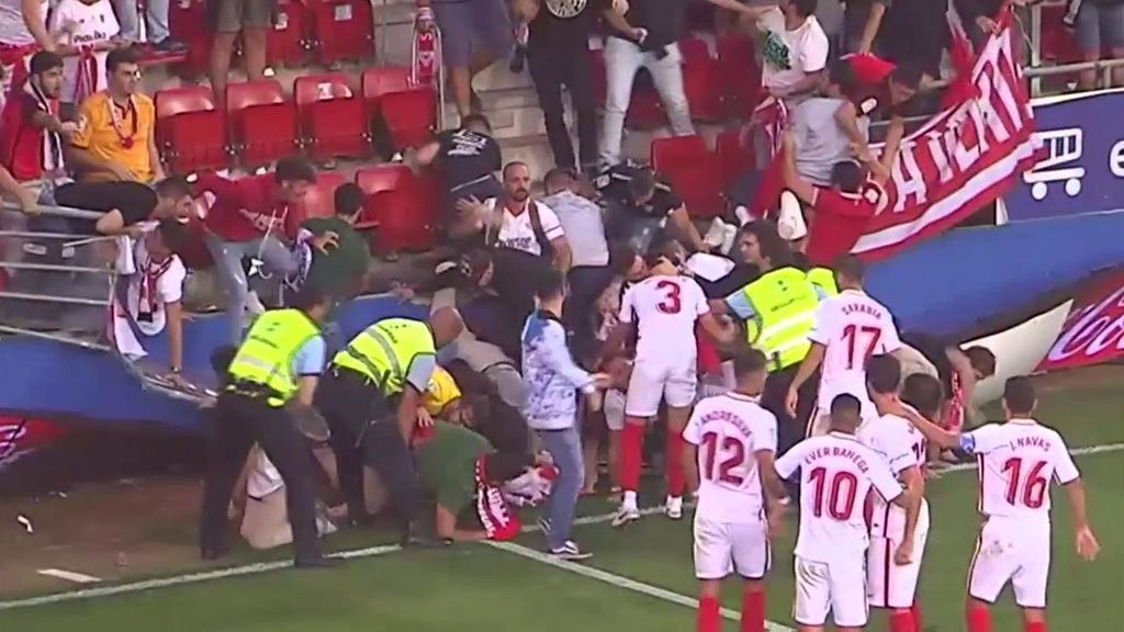 Tensión en Ipurúa tras caerse la grada sevillista