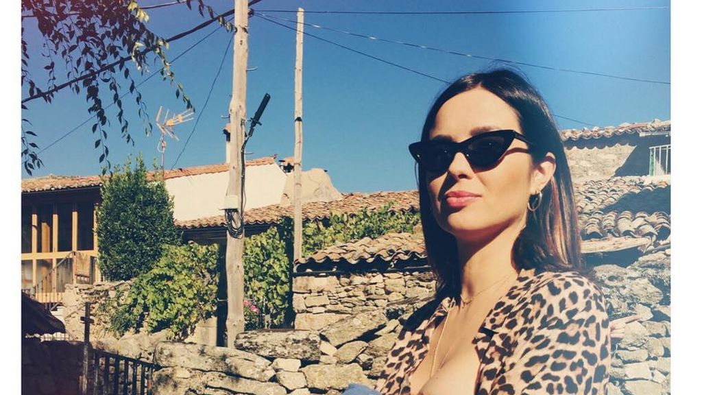 Leopardo, gafas de sol y mucha actitud: la imagen de Dafne Fernández amamantando a su hijo en su primer 'cumplemes'