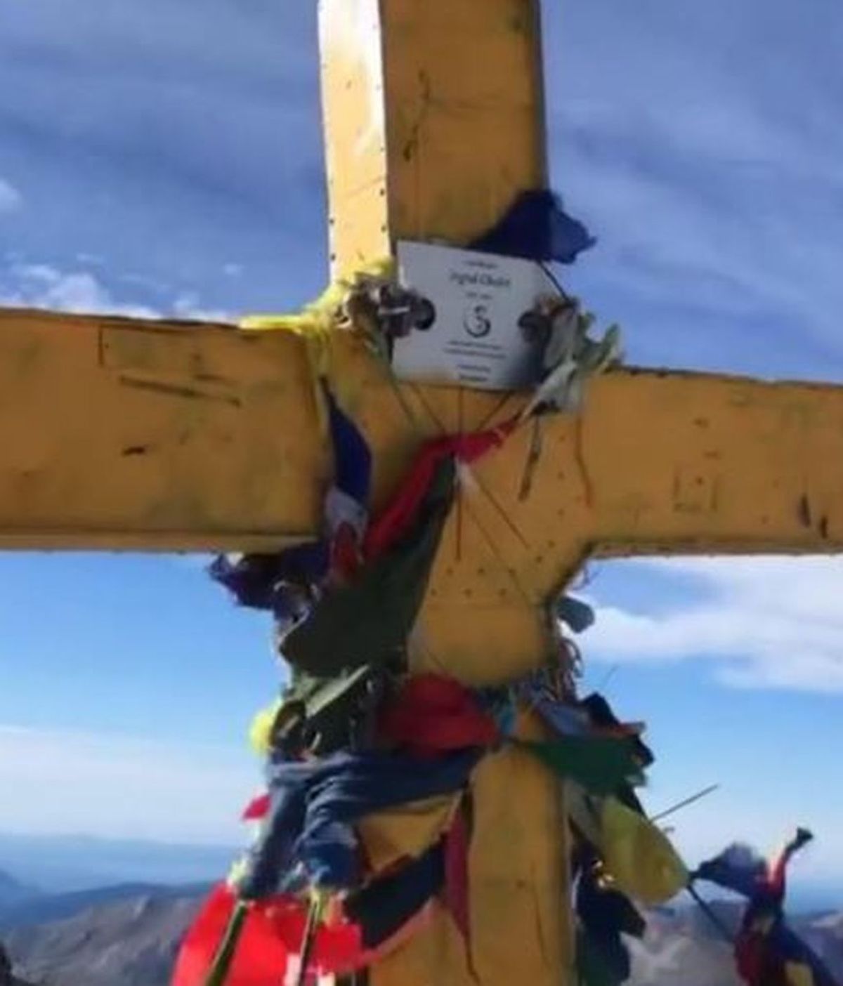 La pasión por los lazos amarillos llega a la cruz del Aneto, a 3.404 metros de altura