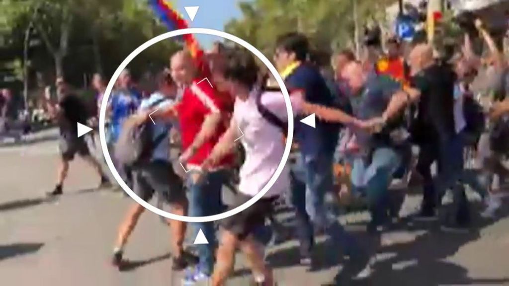 Independentistas radicales insultan y golpean a policías durante una concentración en Cataluña