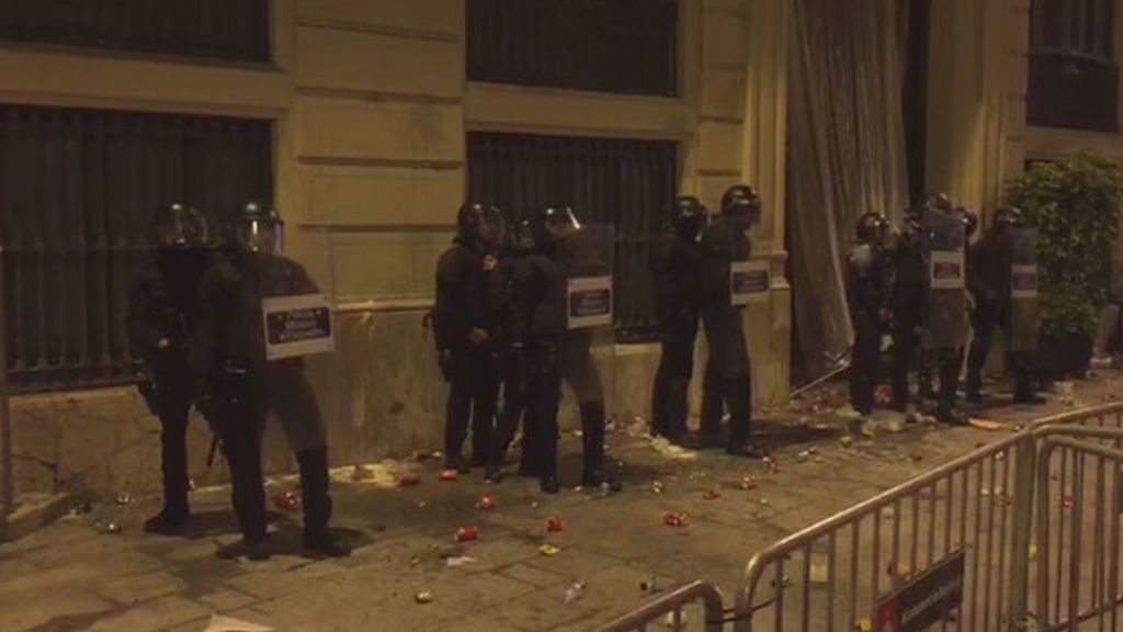 Lanzamiento de objetos a los mossos apostados frente a la Jefatura Superior de la Policía de Barcelona