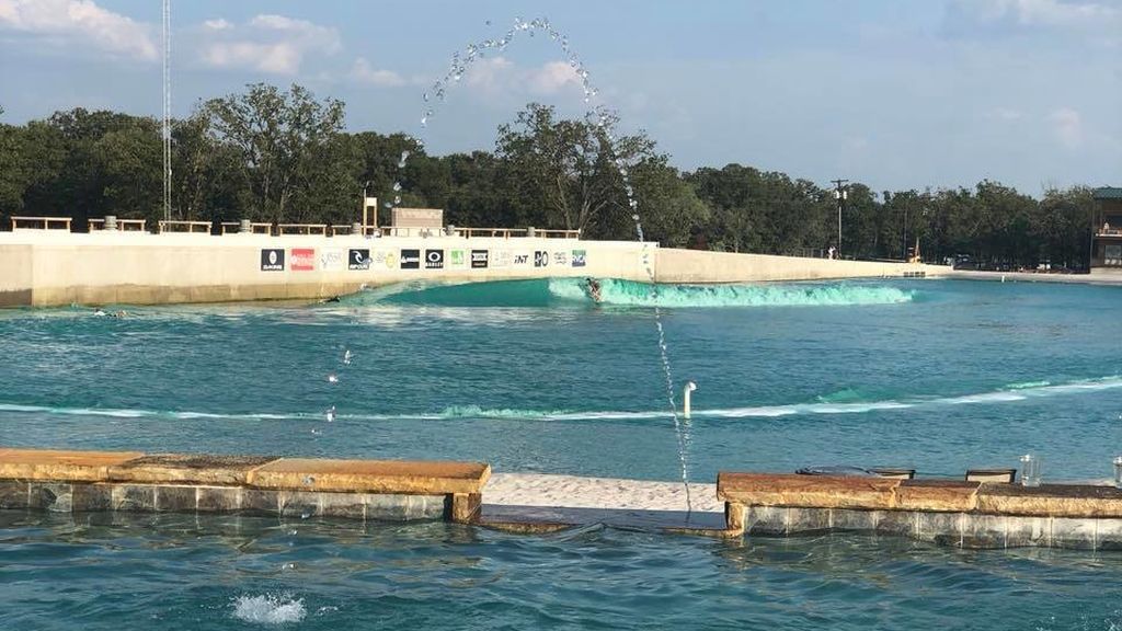 Una bacteria en el agua mata a un surfista tras entrenar en un espectacular parque acuático