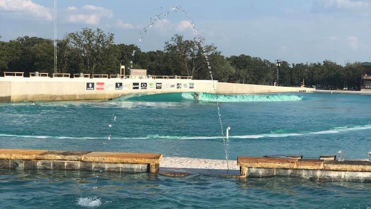 Una bacteria en el agua mata a un surfista tras entrenar en un espectacular parque acuático