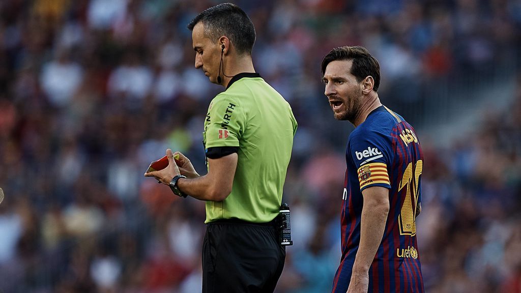 Leo Messi pierde los nervios con Jaime Latre tras su actuación en el Barça-Athletic