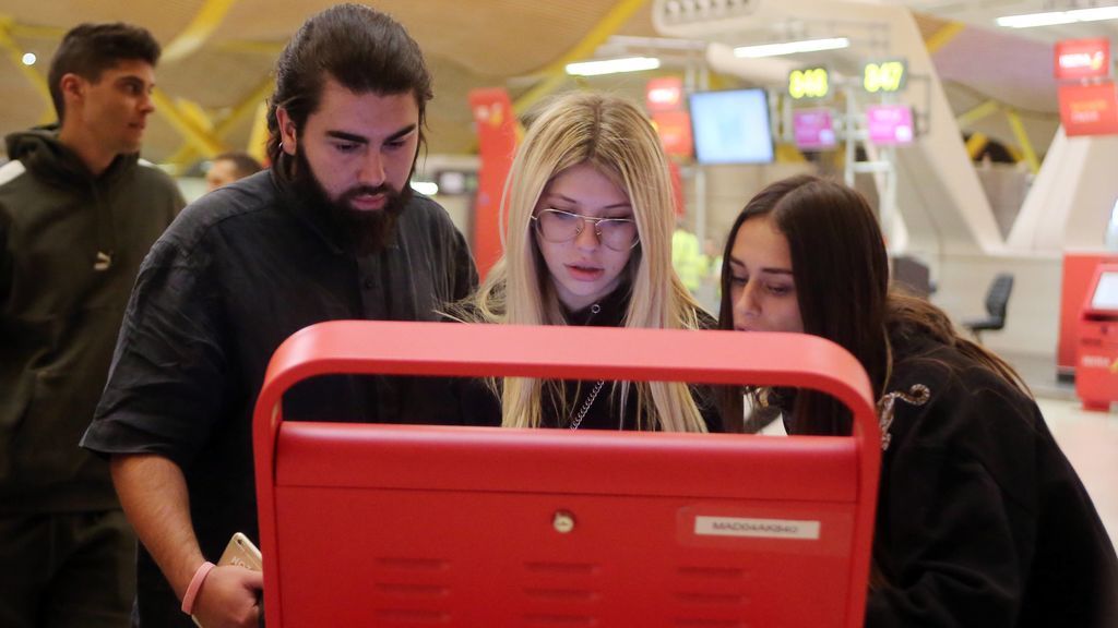 Anita y sus amigos haciendo el 'check-in'