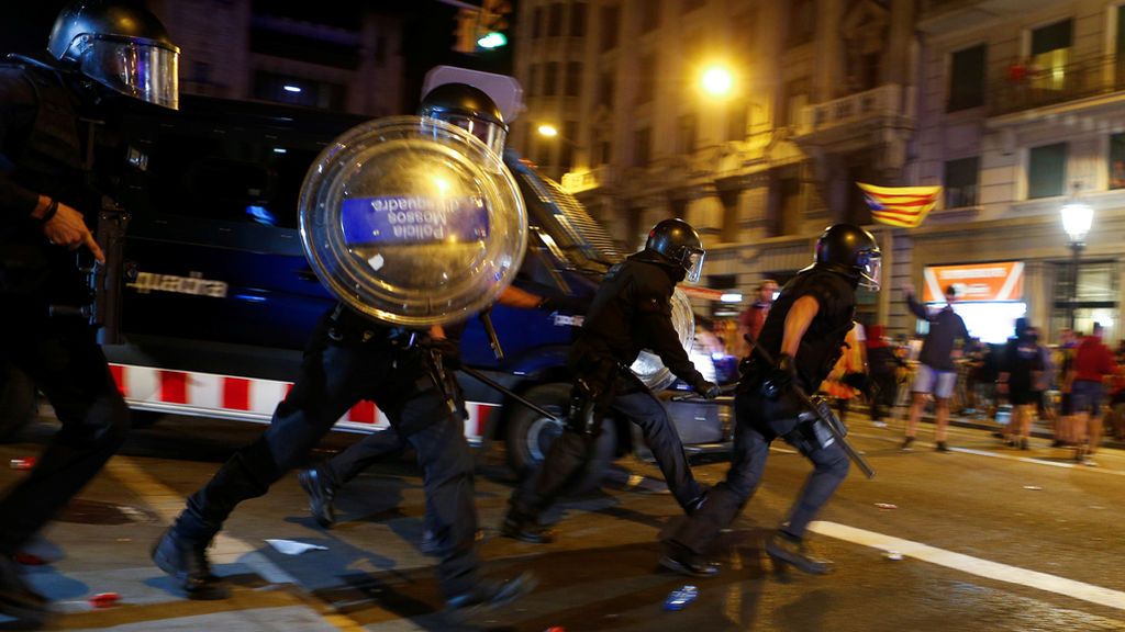 El aniversario del 1-O culmina entre altercados y cargas policiales