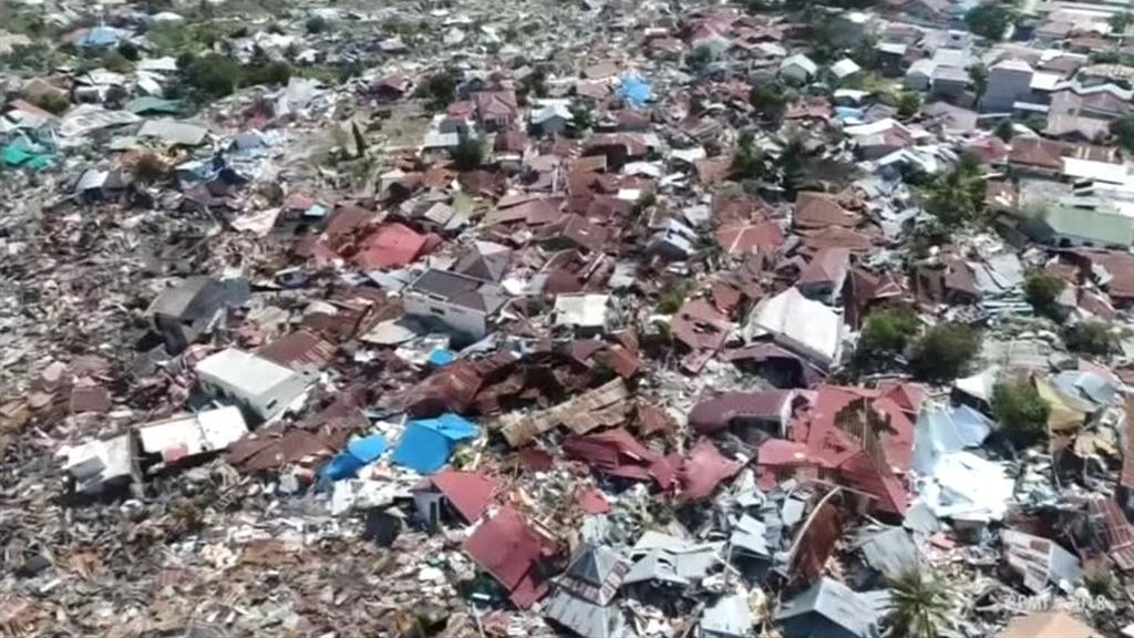 Rescatada tres días después del terremoto en Indonesia