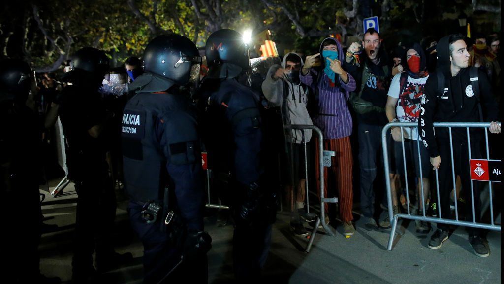 Tensión entre los manifestantes y los Mossos D'Esquadra al final de la manifestación del 1-O