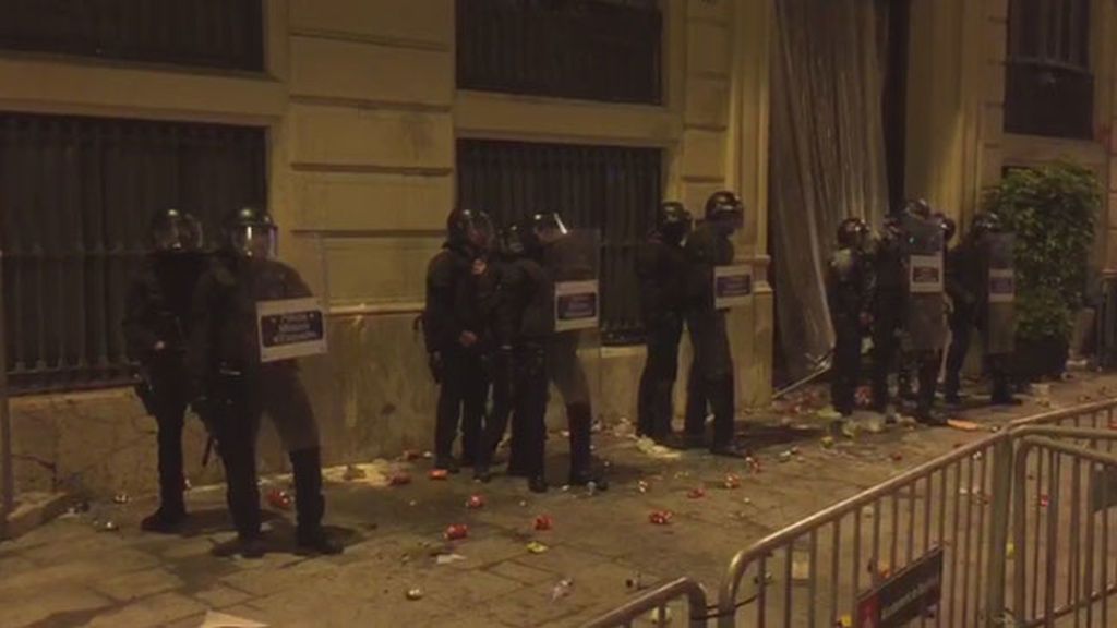 Manifestantes radicales acosan la Jefatura Superior de la Policía de Barcelona