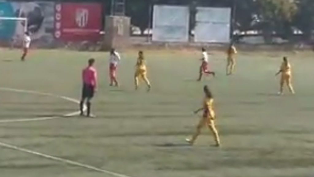 La vergonzosa actitud de un árbitro de fútbol femenino sin moverse del centro del campo en todo el partido