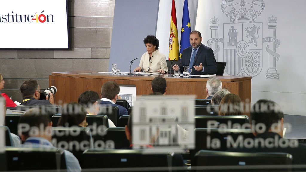 La ministra de Educación y Formación Profesional y portavoz del Gobierno, Isabel Celaá, y el ministro de Fomento, José Luis Ábalos, durante la conferencia de prensa posterior al Consejo de Ministros del 28 de septiembre de 2018.