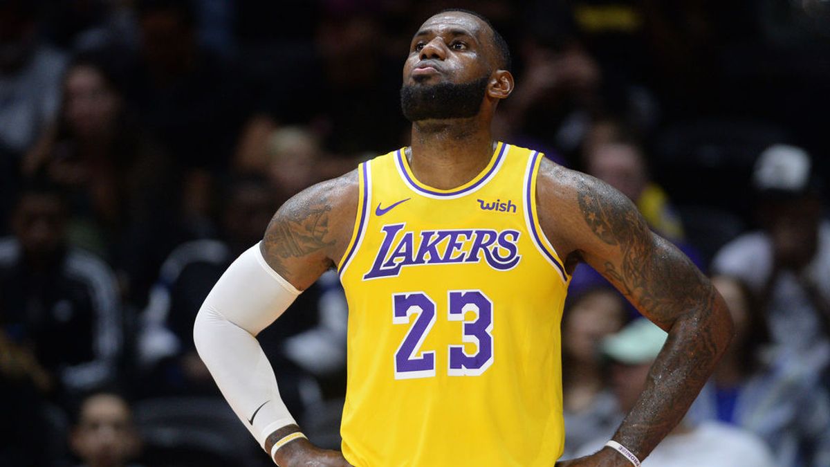 La canasta más esperada: Así se estrenó LeBron James con la camiseta de Los Ángeles Lakers