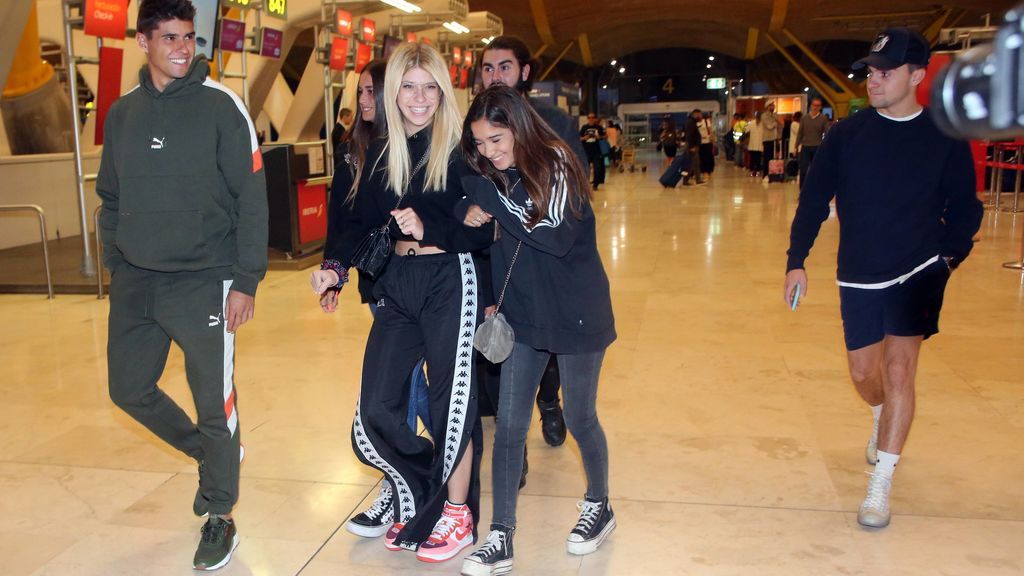 Anita Matamoros pone rumbo a Milán: su emotiva despedida en el aeropuerto, en fotos