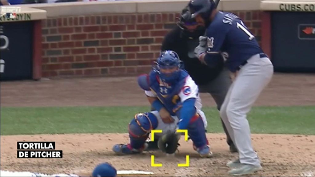 El tremendo golpe que recibe un catcher durante un encuentro de béisbol