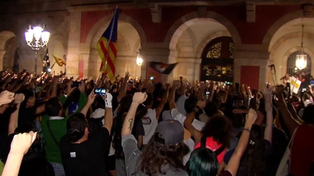 Noche de disturbios en Barcelona: Los independentistas intentan asaltar el Parlament en el aniversario del 1-O