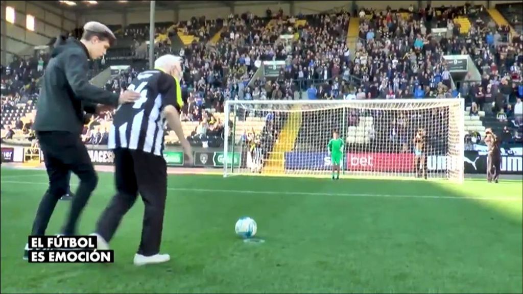 Un aficionado de 94 años del Notts County con demencia cumple su sueño de anotar un penalti ante su afición