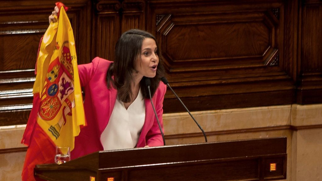 El show de Arrimadas en el Parlament: saca una bandera de España