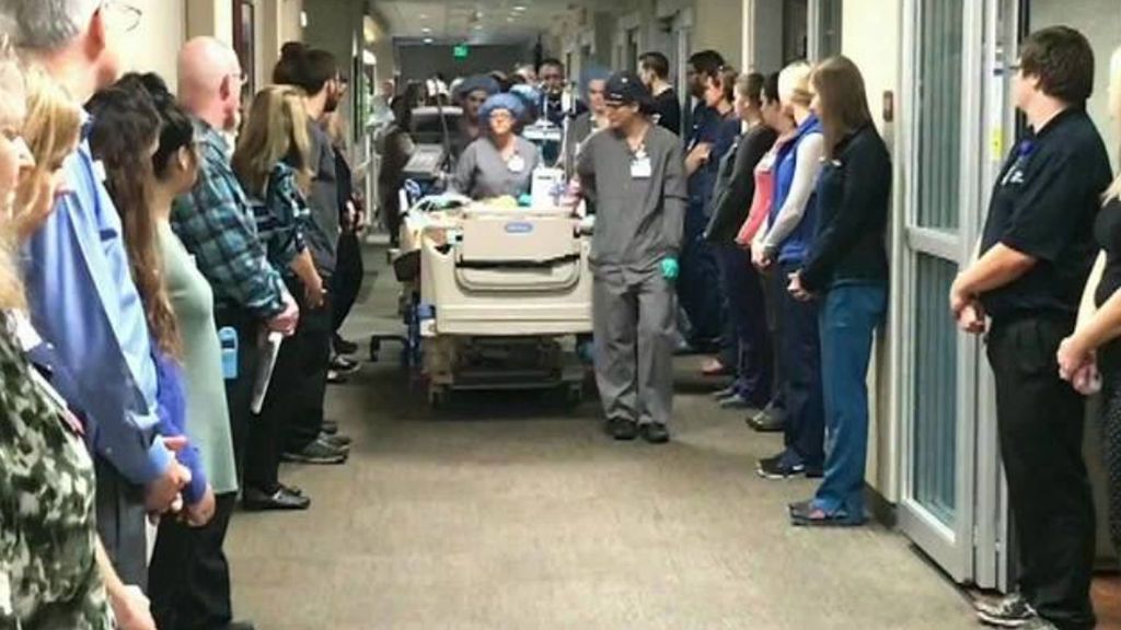 Emotivo pasillo de despedida a un paciente que iba a ser desconectado para donar sus órganos