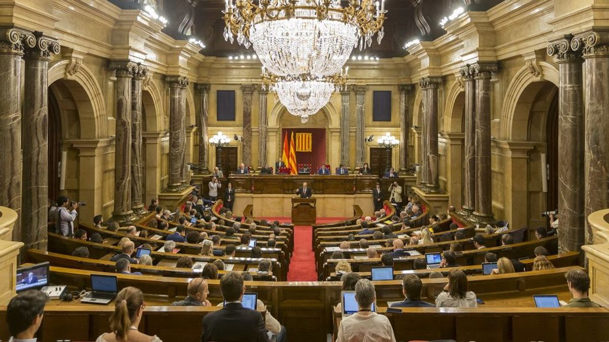 Esperpento en el Parlament: pelea de gallos entre independentistas con acuerdo 'in extremis'