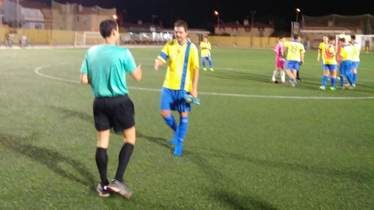 El gesto de deportividad de un jugador juvenil que se ha llevado la primera tarjeta verde la temporada