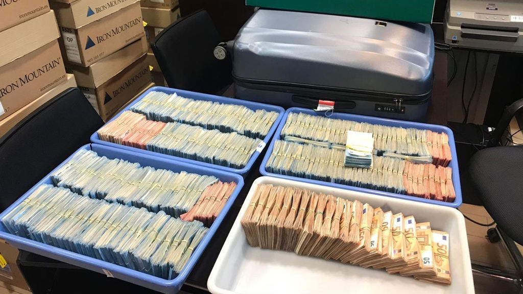 Detienen en El Prat a dos pasajeros con un millón de euros Detienen en El Prat a dos pasajeros con un millón de euros