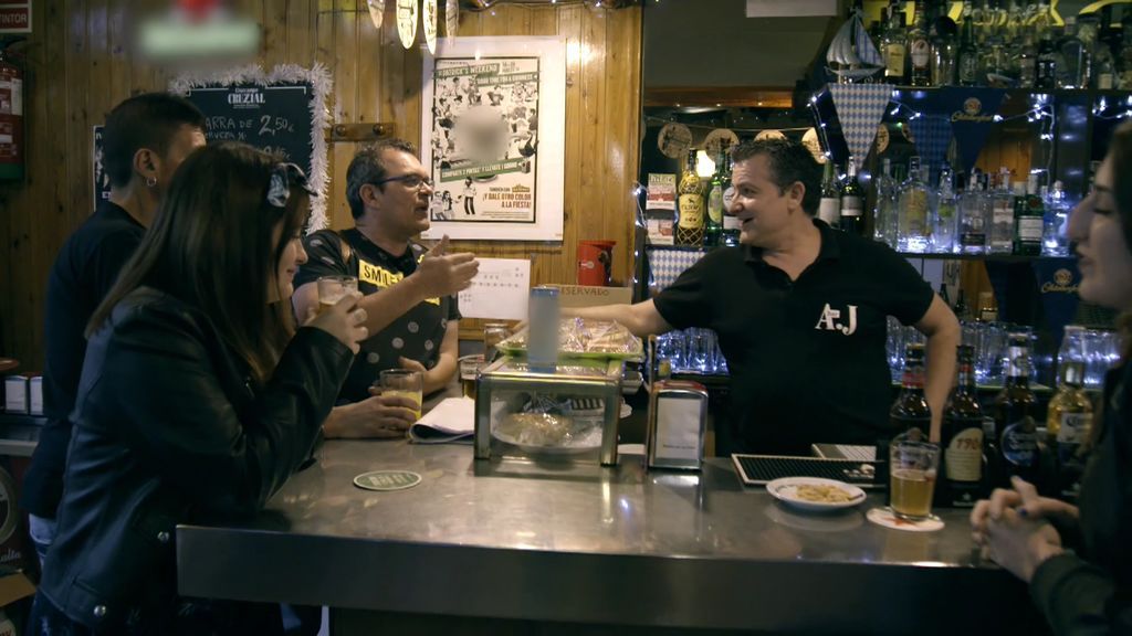 El independentismo protagoniza un momento incómodo en el bar de Toñín: "No hay pan para tanto chorizo"