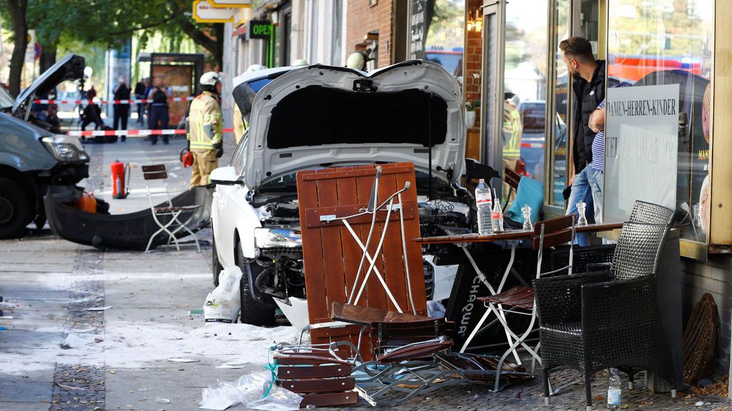 Un coche atropella a varias personas junto a una cafetería de Berlín