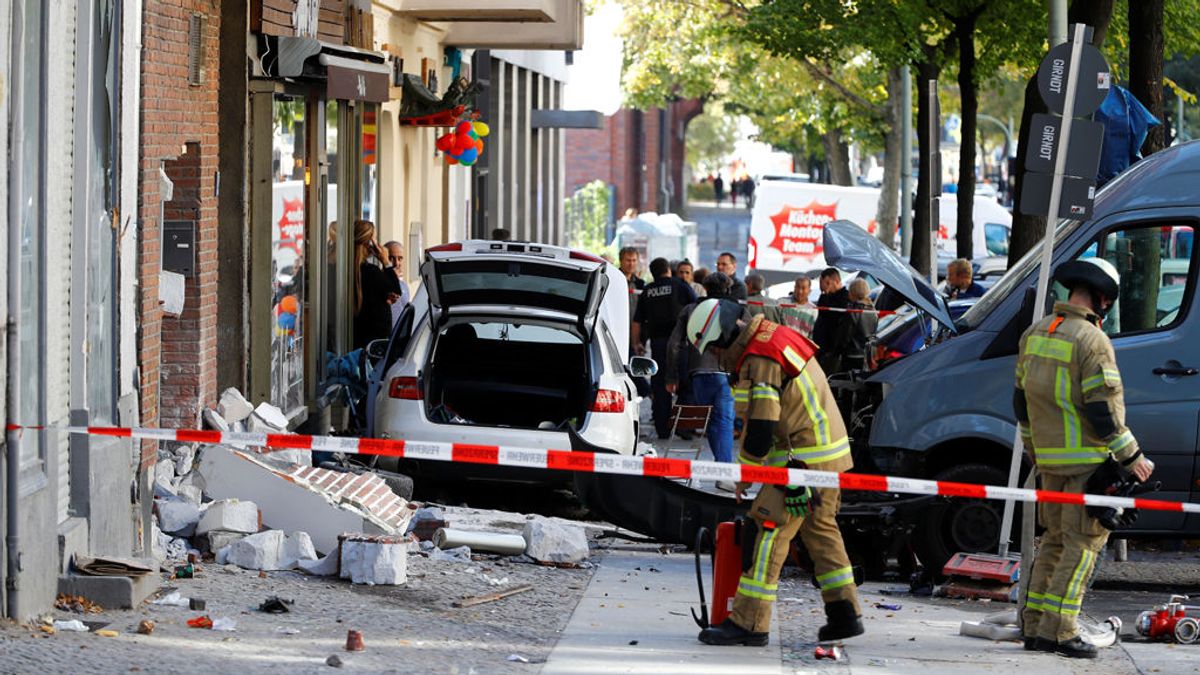 Un coche atropella a varias personas junto a una cafetería de Berlín