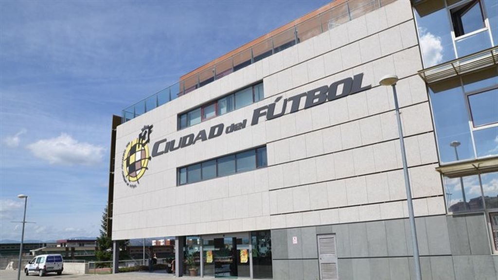 La Ciudad del Fútbol de la RFEF lucirá un enorme lazo rosa en apoyo a la lucha contra el cáncer de mama La Ciudad del Fútbol de la RFEF lucirá un enorme lazo rosa en apoyo a la lucha contra el cáncer de mama
