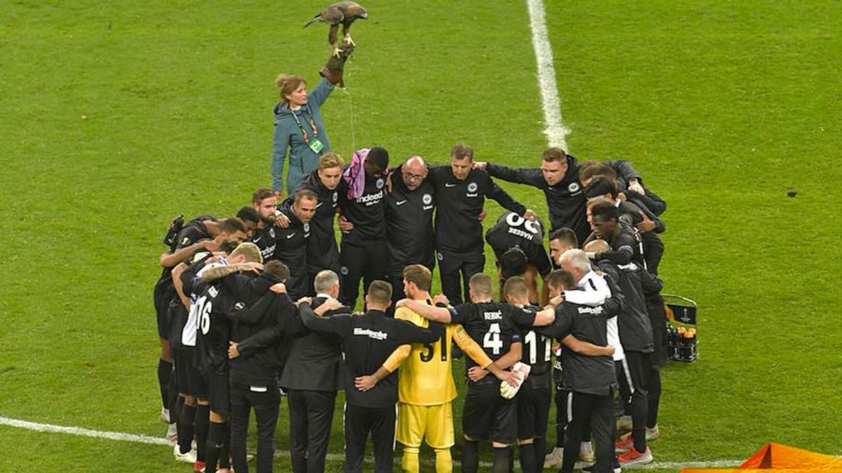 Lucas Torró juega horas después de la muerte de su hermano y le dedica la victoria del Eintracht con un partidazo