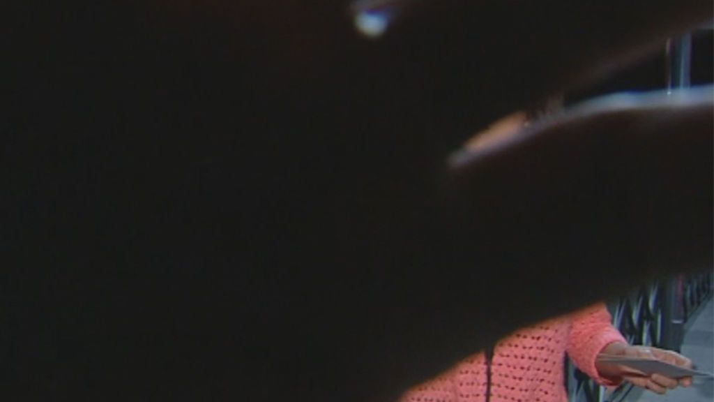 Insólita interrupción de un directo de Informativos Telecinco por parte de la seguridad del Hospital 12 de Octubre