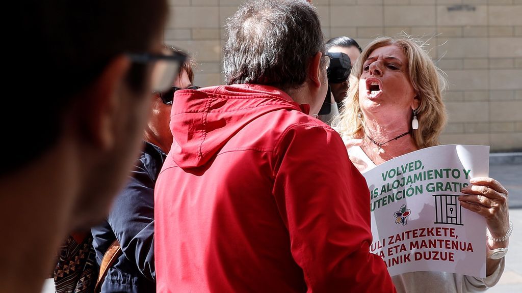 Tensión en Tolosa: la presidenta de Covite reclama "justicia" en un acto en favor de huidos de ETA