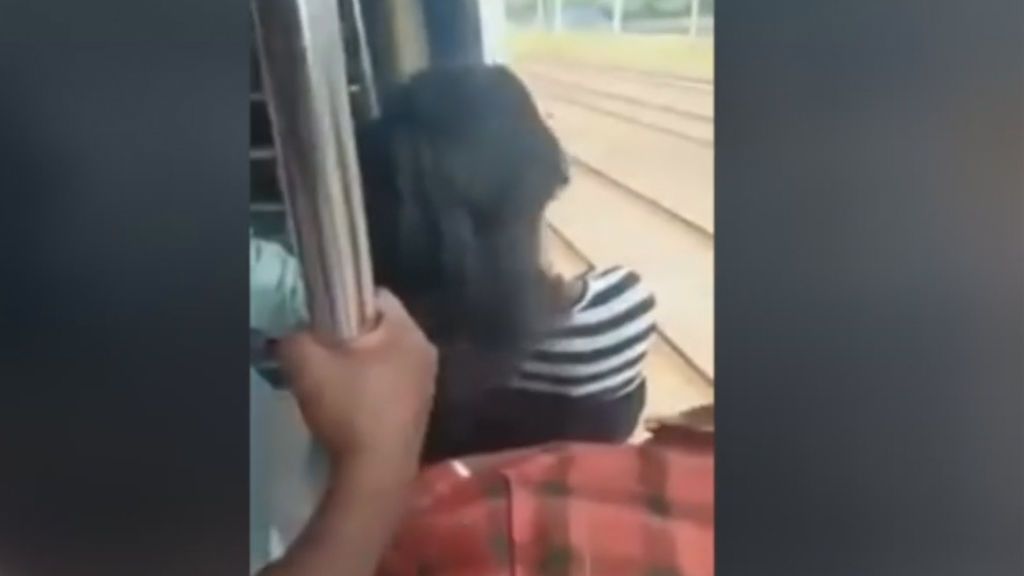 Impactante rescate de una mujer en un tren en la India
