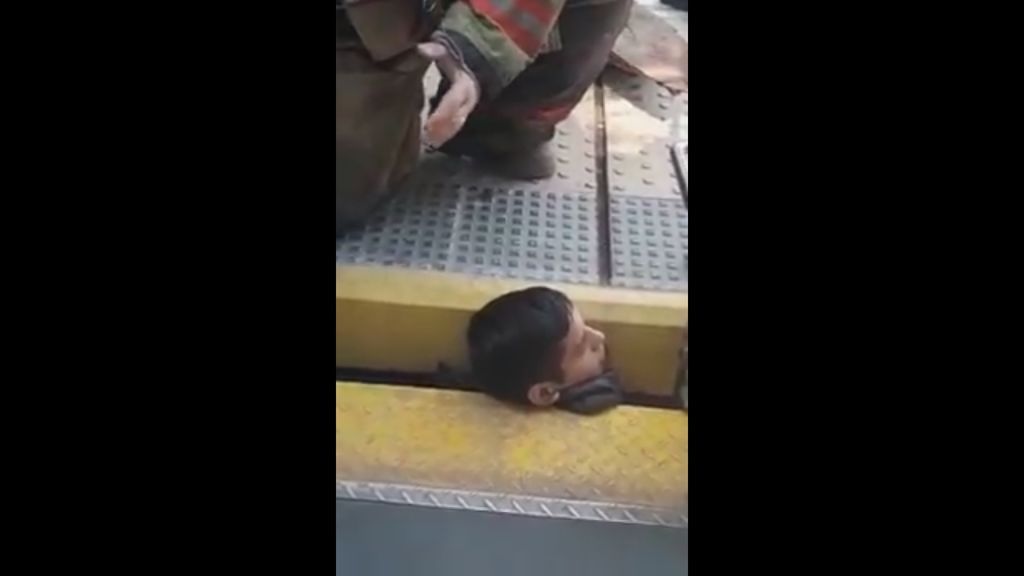 Angustioso rescate: Los bomberos sacan la cabeza atrapada de un joven entre el vagón de un tren y el andén