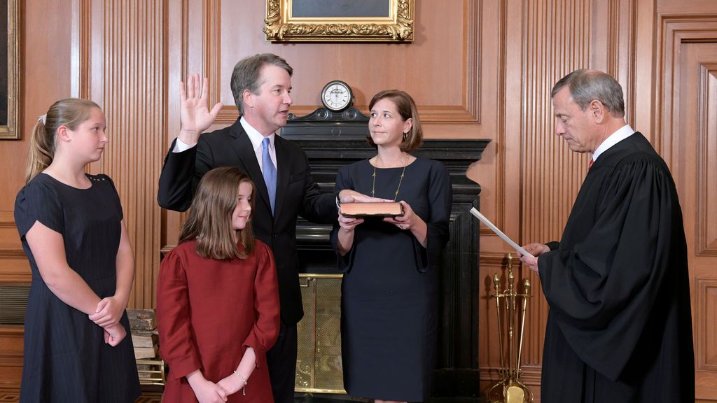 Brett Kavanaugh jura su cargo como miembro del Tribunal Supremo de EEUU