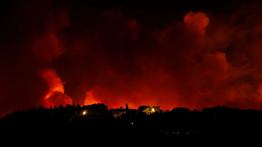 Más de 700 bomberos combaten un incendio en la localidad lusa de Sintra