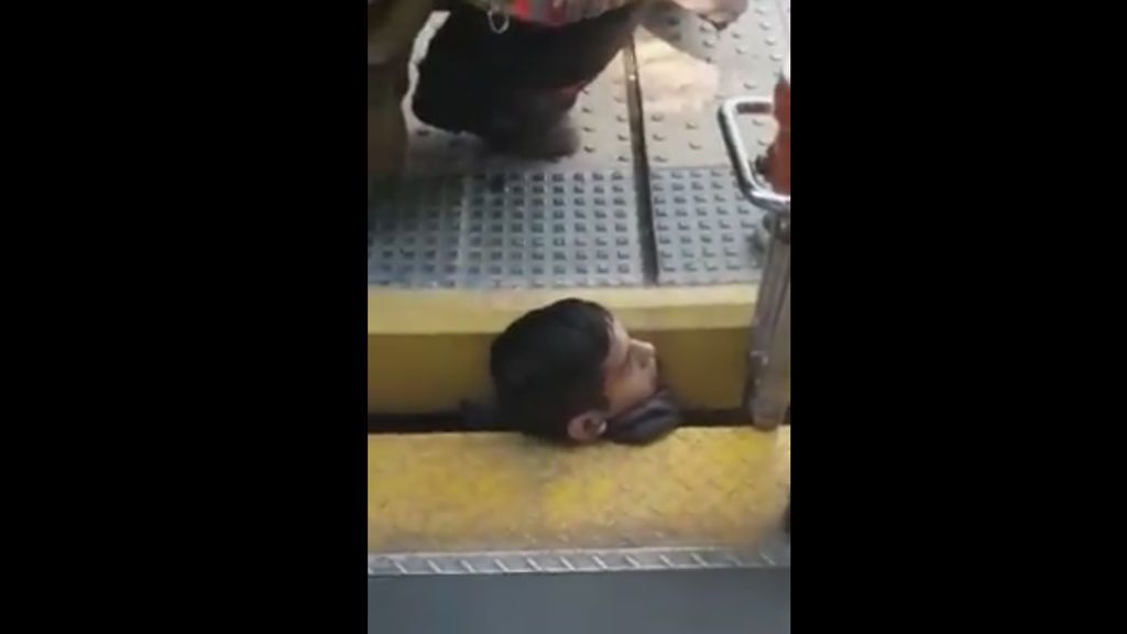 Increíble rescate de un joven que tenía su cabeza atrapada entre el andén y el tren
