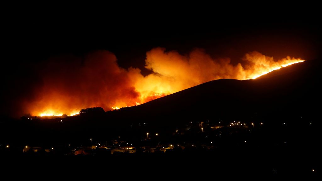 Un enorme incendio cerca la ciudad portuguesa de Sintra