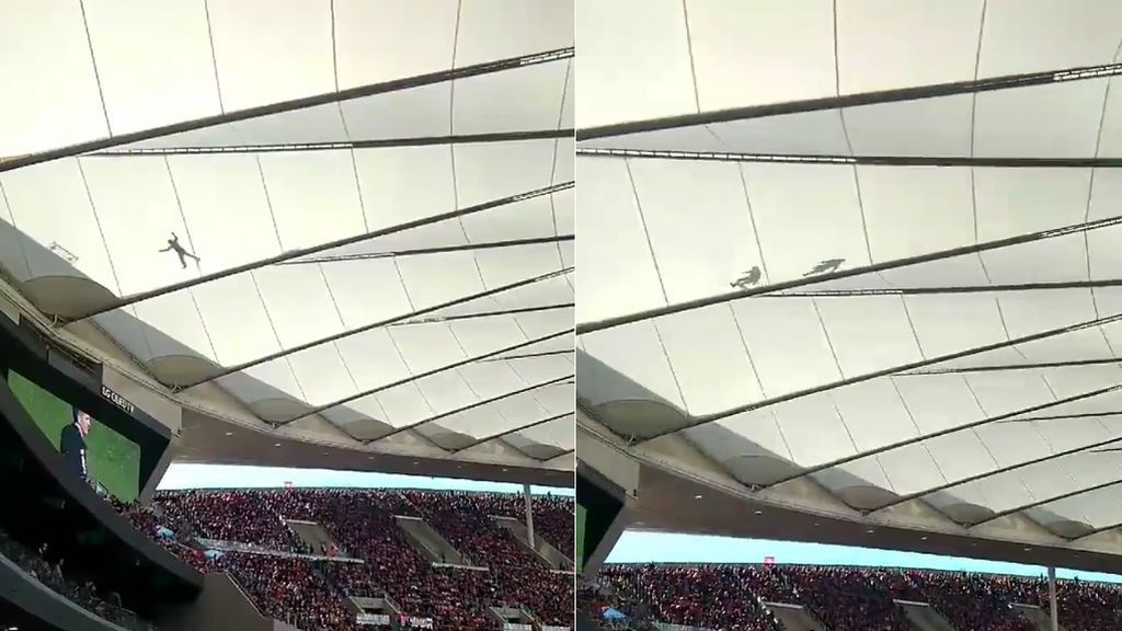 La imagen de dos siluetas sobre la cubierta del Wanda Metropolitano sorprende a los hinchas en pleno partido