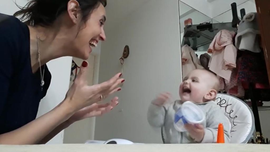 El divertido vídeo de la conversación entre una madre y su bebé de 15 meses
