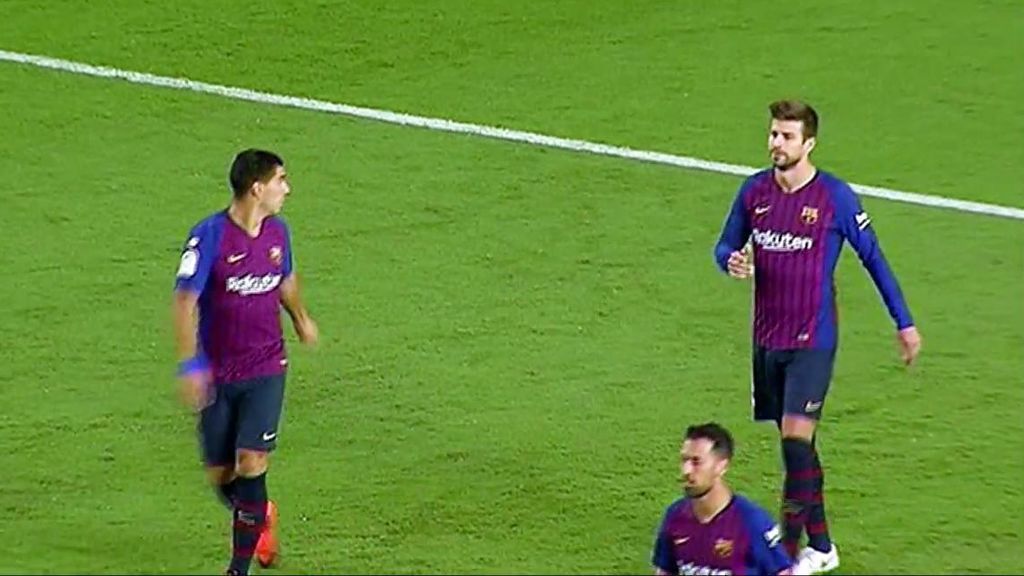 Las quejas de Luis Suárez a Piqué y Vermaelen tras la cadena de fallos en el gol del Valencia