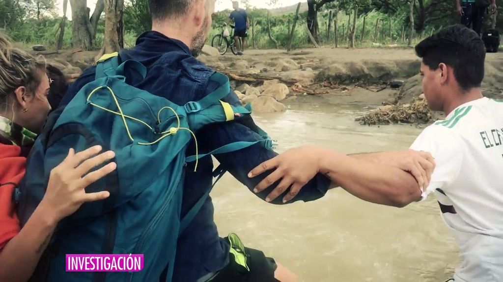 Un equipo de 'AR' cruza la frontera de Venezuela con unos inmigrantes por un camino ilegal