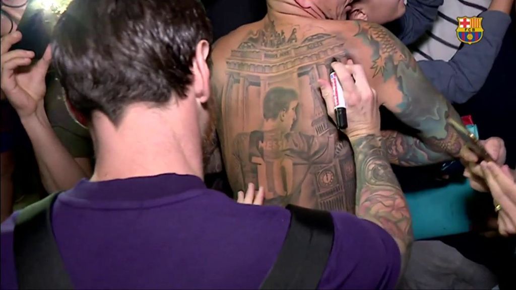 Leo Messi firmó la espalda de un aficionado del Barcelona con un tatuaje suyo